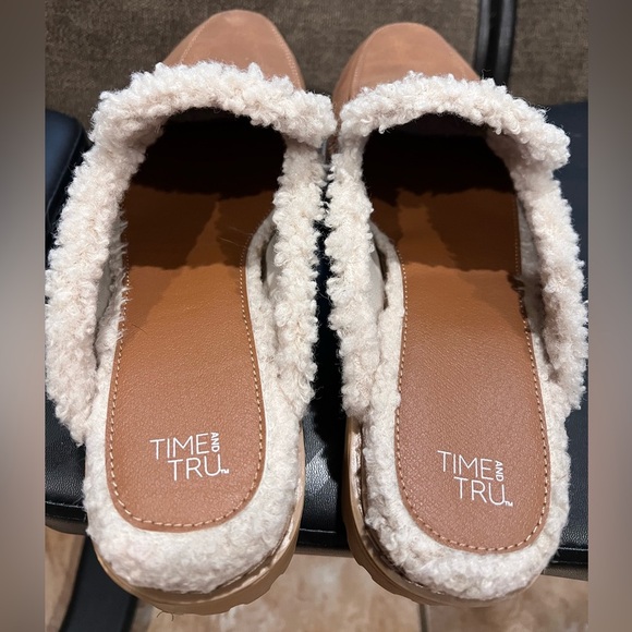 Tan Time and Tru faux leather women's Mules with faux shearling Lining. Size 10 - Picture 3 of 8